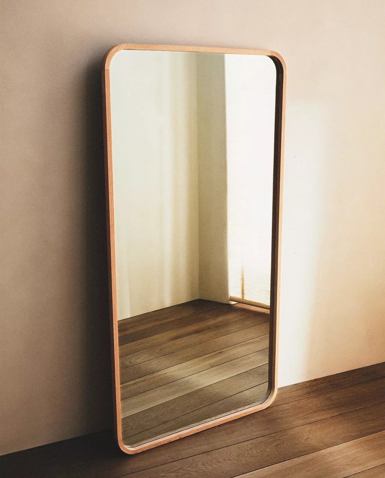 Rounded edges full length mirror